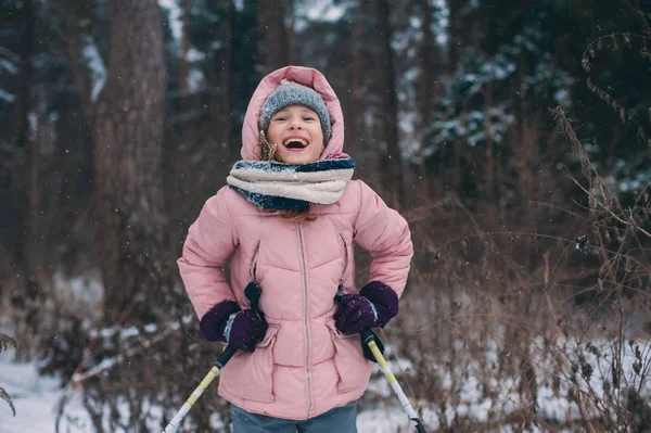 Niña Feliz Esquiando Bosque Nevado Invierno Pasar Las Vacaciones Aire — Foto de Stock