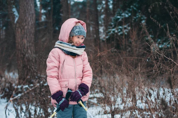 Felice Bambino Ragazza Sciare Nella Foresta Innevata Inverno Trascorrere Vacanze — Foto Stock