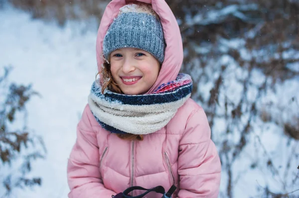 Criança Feliz Menina Esqui Inverno Floresta Nevada Passar Férias Livre — Fotografia de Stock