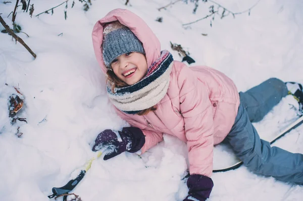 Niña Feliz Esquiando Bosque Nevado Invierno Pasar Las Vacaciones Aire — Foto de Stock