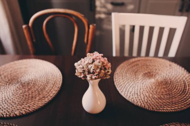 buket çiçek ile yaz yazlık ahşap masa.