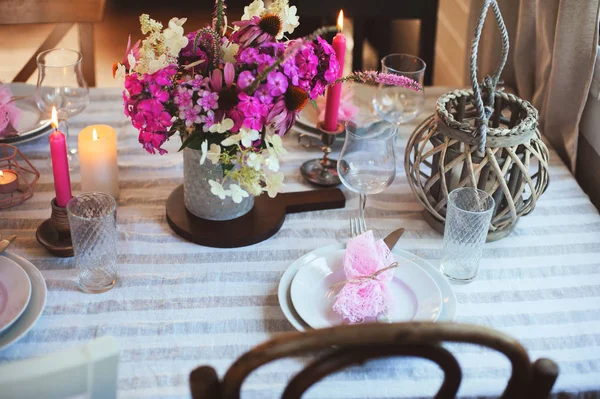 夏季小屋厨房装饰为节日晚餐 浪漫的餐桌设置与蜡烛和鲜花在乡村风格 — 图库照片