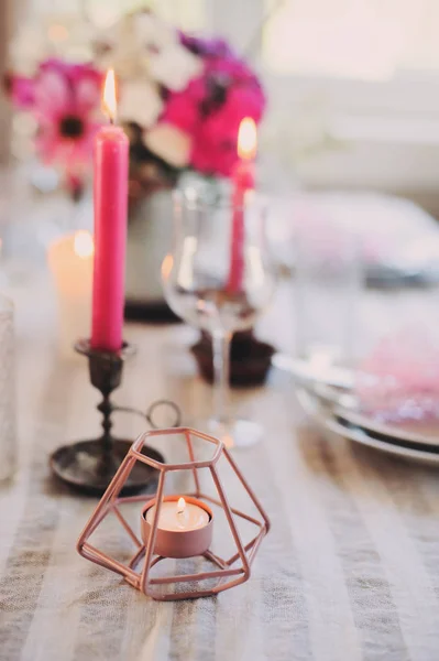 浪漫的夏季晚餐在舒适的乡村别墅 节日餐桌设置与鲜花和蜡烛在紫色的色调 — 图库照片