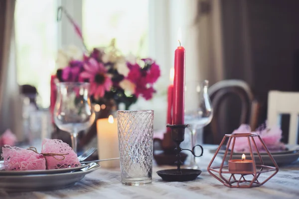 晚上浪漫的桌子为两个蜡烛和鲜花在紫色和白色的色调 家庭晚餐在家庭在家庭在夏天乡村房子 — 图库照片