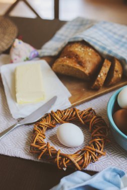 rustik ev mutfak çiftlik yumurta, tereyağı, kepekli ekmek ve süt ile ülke kahvaltı. Organik ev yapımı yiyecek, Paskalya kavramı.  