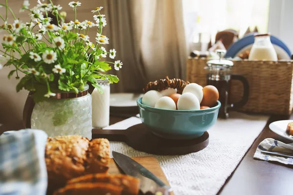 Land Frukost Rustika Hem Kök Med Gårdsägg Smör Mörkt Bröd — Stockfoto