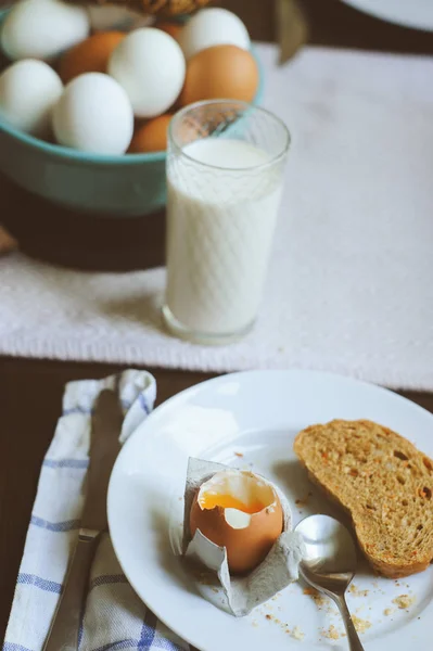 Landfrühstück Auf Rustikaler Hausküche Mit Bauerneiern Butter Vollkornbrot Und Milch — Stockfoto