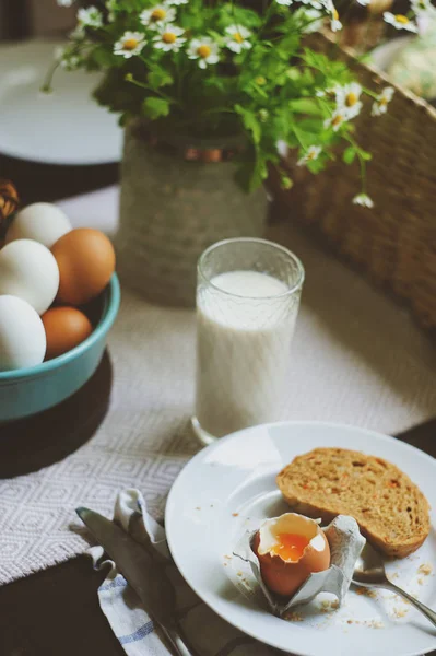 Land Frukost Rustika Hem Kök Med Gårdsägg Smör Mörkt Bröd — Stockfoto