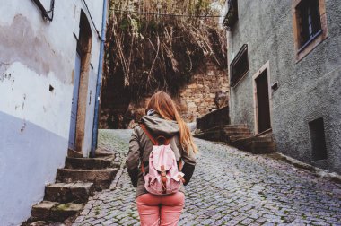 Porto, Portekiz ziyaret turist kadın. Eski şehirde, yeni yerler keşfetmek.