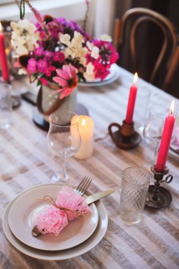 Romantik yaz yemek şirin ülkede evde. Çiçek ve mum mor tonlarda Festival tablo ayarı