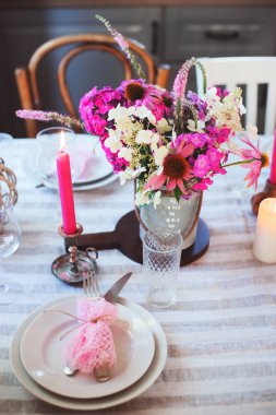 Romantik yaz yemek şirin ülkede evde. Çiçek ve mum mor tonlarda Festival tablo ayarı