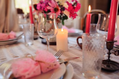 Romantik yaz yemek şirin ülkede evde. Çiçek ve mum mor tonlarda Festival tablo ayarı