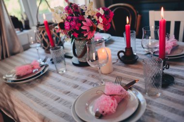 Romantik yaz yemek şirin ülkede evde. Çiçek ve mum mor tonlarda Festival tablo ayarı