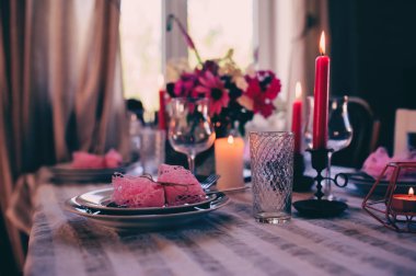 Romantik yaz yemek şirin ülkede evde. Çiçek ve mum mor tonlarda Festival tablo ayarı