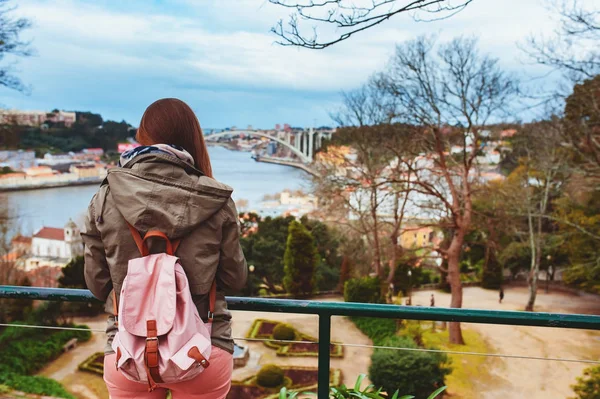 Mujer Turista Que Visita Oporto Portugal Caminar Por Ciudad Vieja —  Fotos de Stock