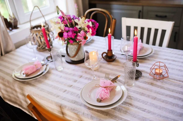 夏季节日餐桌的细节与蜡烛和季节性鲜花 舒适的乡村别墅浪漫晚餐的餐桌设置 — 图库照片