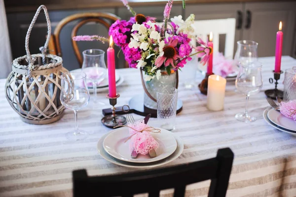 夏季小屋厨房装饰为节日晚餐 浪漫的餐桌设置与蜡烛和鲜花在乡村风格 — 图库照片