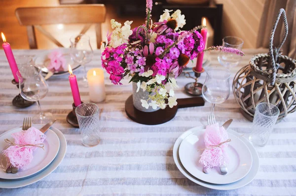 夏季节日餐桌的细节与蜡烛和季节性鲜花 舒适的乡村别墅浪漫晚餐的餐桌设置 — 图库照片