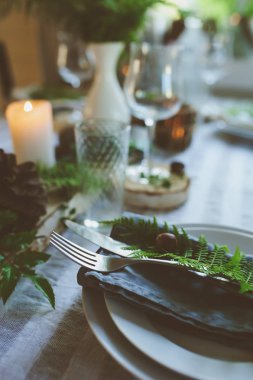 rustik Festival tablo Ayrıntılar vahşi eğrelti otları, el yapımı dekorasyon ve mum. Ülke ev yemeği yaz akşamları.