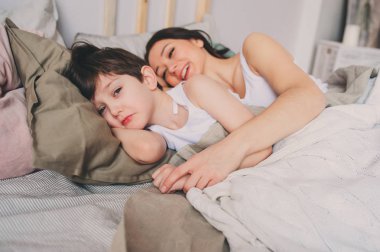 uyumak için yatakta yatmak, sabah uyanma ya da anne ve çocuk evlat