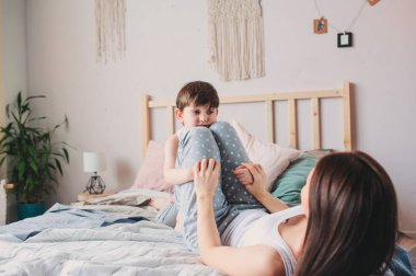 zevk hafta sonu sabah yatak, gündelik yaşam tarzı, modern aile anne ve çocuk evlat
