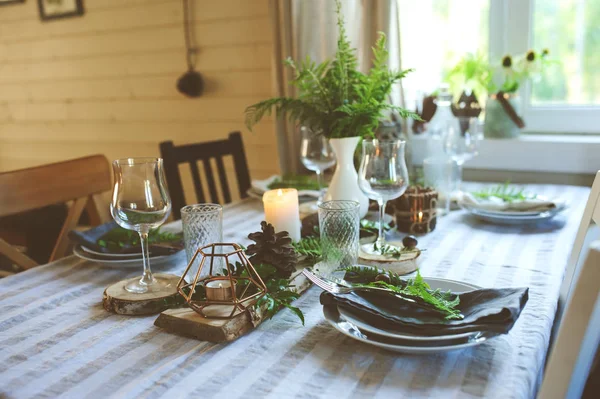 Allestimento Della Tavola Estiva Stile Organico Naturale Con Dettagli Fatti — Foto Stock