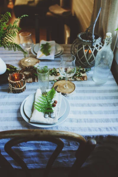 夏季餐桌设置在自然有机风格与手工制作的细节在绿色和棕色色调 乡村生活理念 — 图库照片