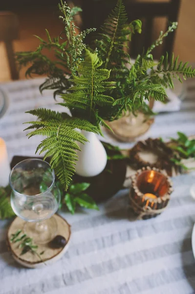 野生のシダ 手作りの装飾やキャンドルで素朴なお祝いテーブルの詳細 夏の夜の国ホーム ディナー — ストック写真