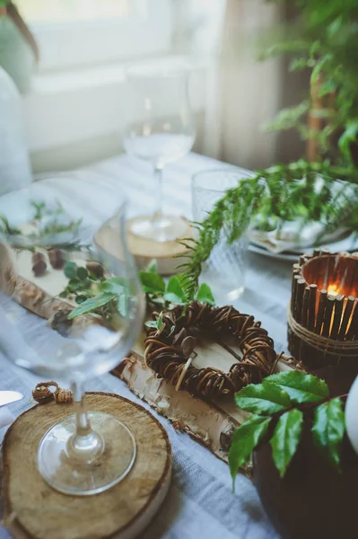 野生のシダ 手作りの装飾やキャンドルで素朴なお祝いテーブルの詳細 夏の夜の国ホーム ディナー — ストック写真