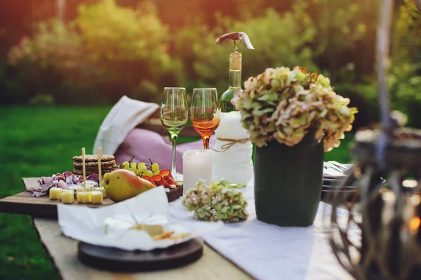 夏季户外花园餐桌设置鲜花 白葡萄酒 奶酪和水果 — 图库照片