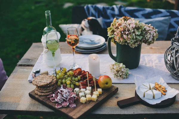 在木制切菜板上供应的葡萄酒 火腿和水果 夏季户外花园派对 — 图库照片