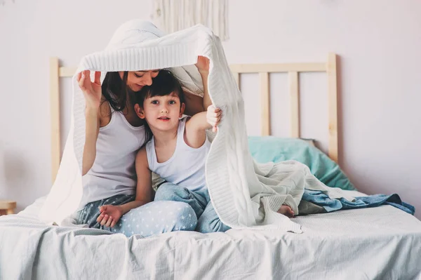 Mère Heureuse Son Fils Jouant Cachant Sous Couverture Dans Lit — Photo