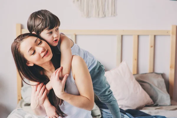 Feliz Madre Cariñosa Abraza Con Hijo Niño Por Mañana Cama — Foto de Stock