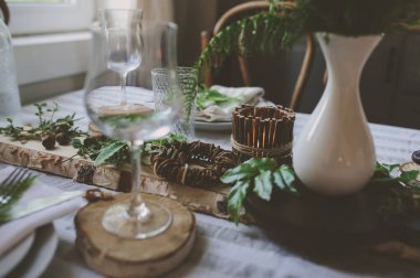 rustik Festival tablo Ayrıntılar vahşi eğrelti otları, el yapımı dekorasyon ve mum. Ülke ev yemeği yaz akşamları.