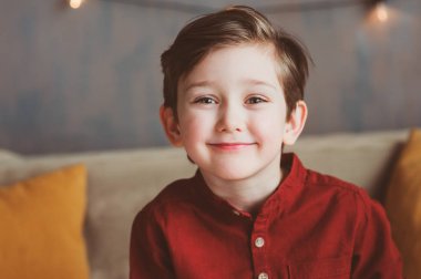 kapalı casual giyim rahat kanepede oturan mutlu yakışıklı şık çocuk çocuk portresi