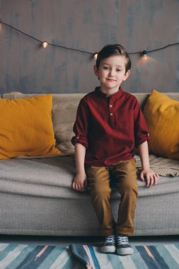 kapalı casual giyim rahat kanepede oturan mutlu yakışıklı şık çocuk çocuk portresi