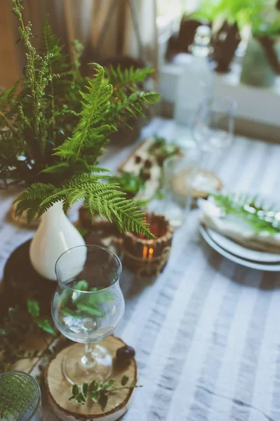 夏季餐桌设置在自然有机风格与手工制作的细节在绿色和棕色色调 乡村生活理念 — 图库照片