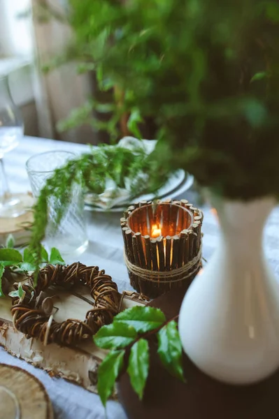 Dettagli Rustici Tavolo Festivo Con Felci Selvatiche Decorazione Fatta Mano — Foto Stock