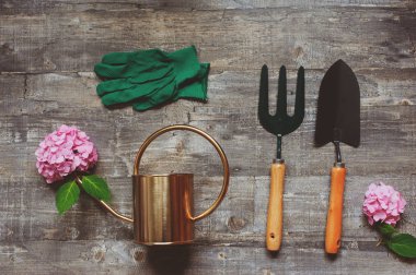 Bahçe aletleri, sulama olabilir, çiçek ve eldiven yaz bahçıvan tablo üstten görünüm