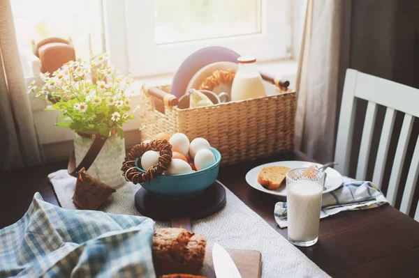 Petit Déjeuner Campagnard Sur Cuisine Rustique Maison Avec Œufs Ferme — Photo