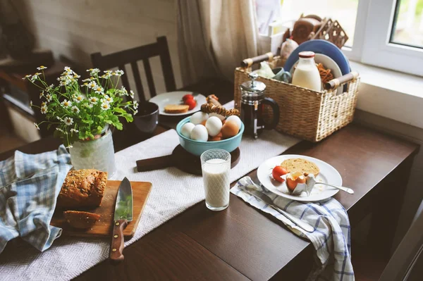 Desayuno Campestre Cocina Casera Rústica Con Huevos Granja Mantequilla Pan —  Fotos de Stock