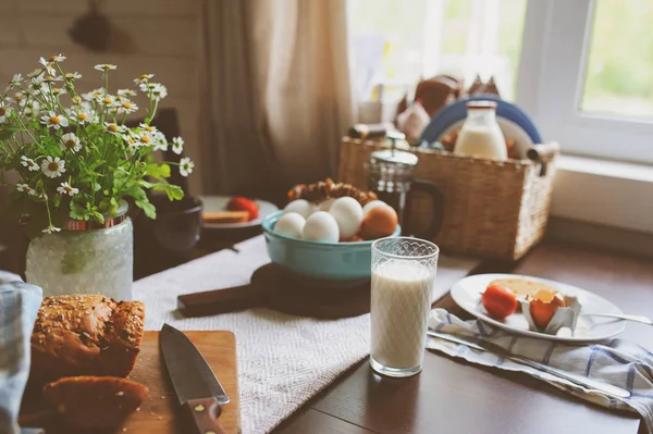 Desayuno Campestre Cocina Casera Rústica Con Huevos Granja Mantequilla Pan —  Fotos de Stock