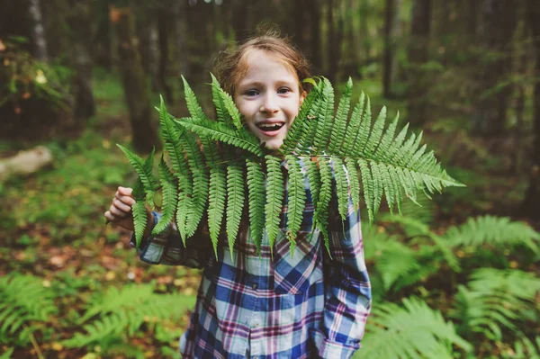 Ragazzina Esplorare Foresta Estiva Giocando Con Felci Selvatiche Insegnare Bambini — Foto Stock