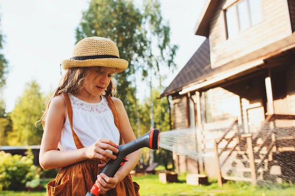 Felice Bambino Ragazza Irrigazione Fiori Con Tubo Nel Giardino Estivo — Foto Stock