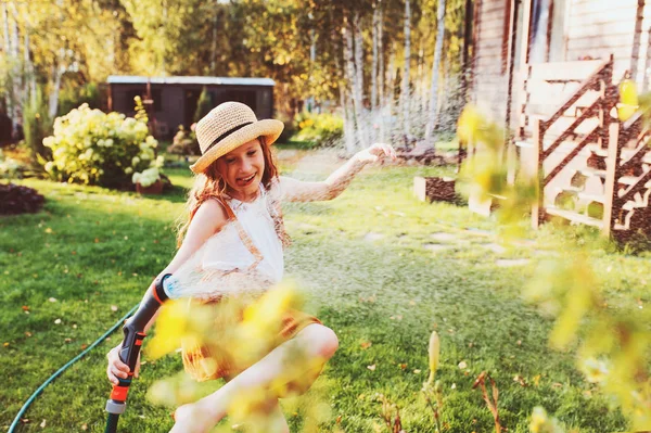 Niña Feliz Riego Flores Con Manguera Jardín Verano Celebración Rociadores — Foto de Stock