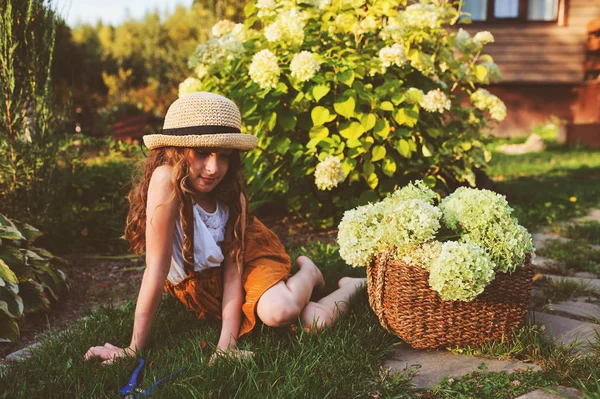 Niña Romántica Feliz Recogiendo Flores Soleado Jardín Verano —  Fotos de Stock