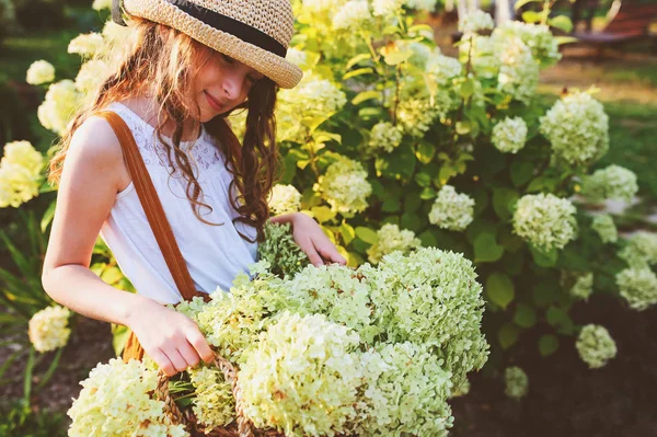 Glad Romantiska Kid Flicka Plockar Blommor Solig Sommarträdgård — Stockfoto