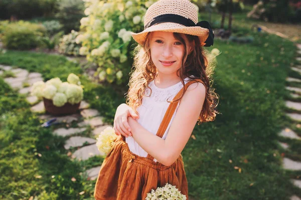 Menina Criança Romântica Feliz Escolher Flores Jardim Verão Ensolarado — Fotografia de Stock