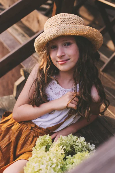 Güneşli yaz bahçede çiçek toplama mutlu romantik çocuk kız