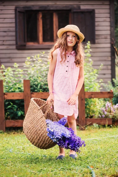 Ritratto Romantico Bambina Felice Raccolta Bouquet Bellissimi Fiori Delfinio Blu — Foto Stock